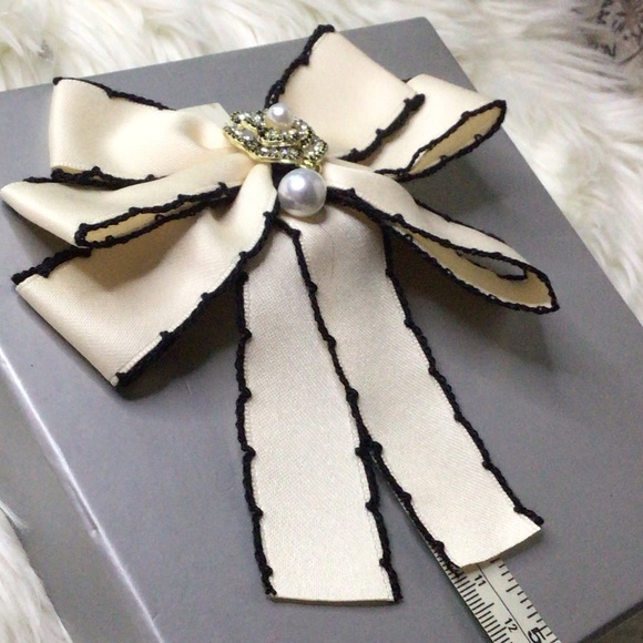 NEW SHIRT DECORATIVE ELEGANT WAVY EDGE BOW - Picture 2 of 6